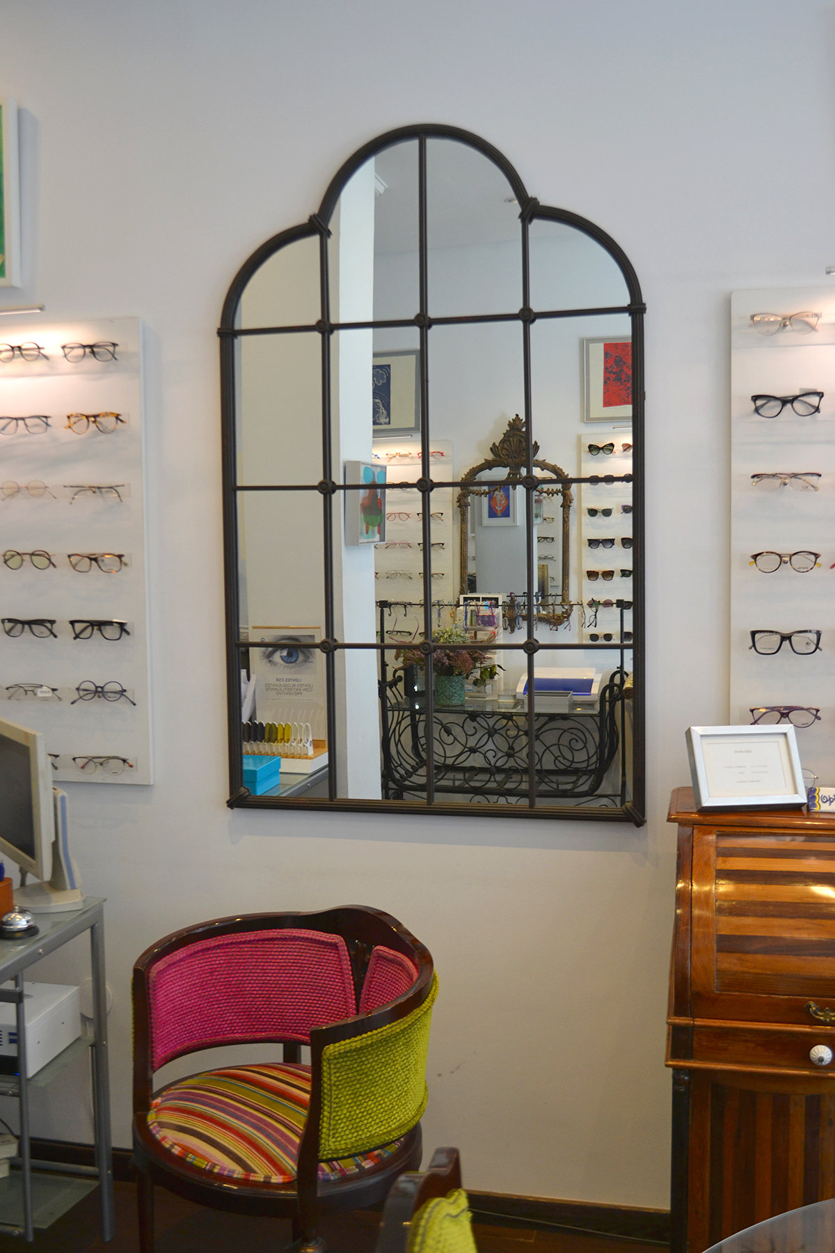 Optica la perla decoracion, silla y espejo